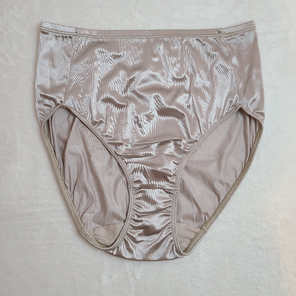 New VTG Delicates Second Skin Satin Classic Brief Panty Size M Beige